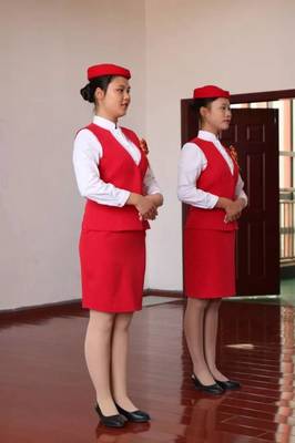 吉水團縣委組織勤練禮儀迎來賓，服務活動敬萬里