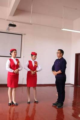 吉水團縣委組織勤練禮儀迎來賓，服務活動敬萬里展覽